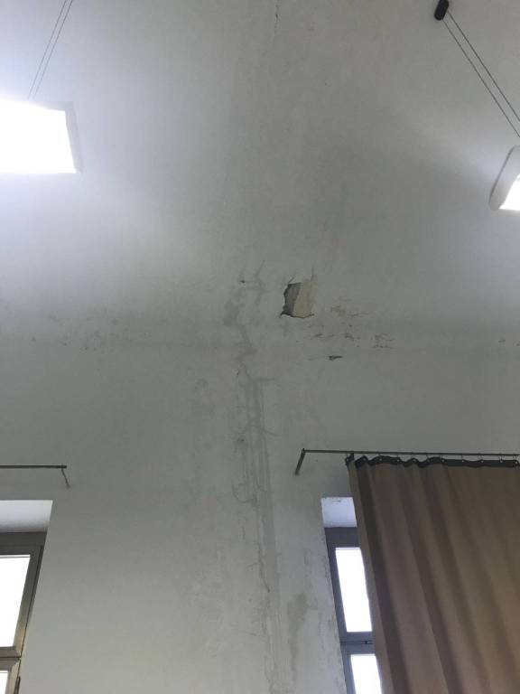 Sanremo, acqua dal soffitto nelle aule del "Colombo"