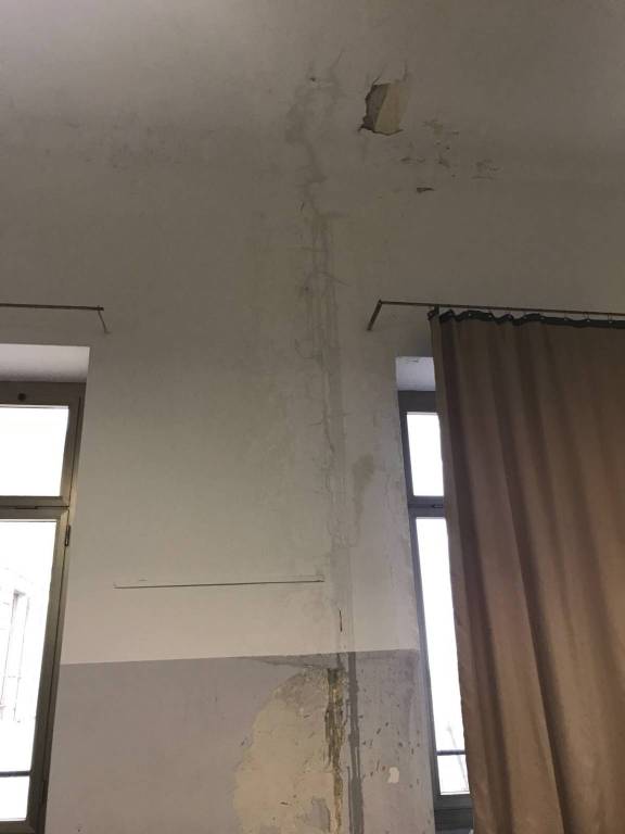 Sanremo, acqua dal soffitto nelle aule del "Colombo"