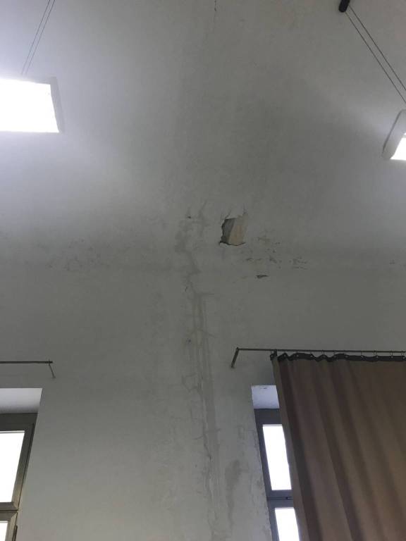 Sanremo, acqua dal soffitto nelle aule del "Colombo"