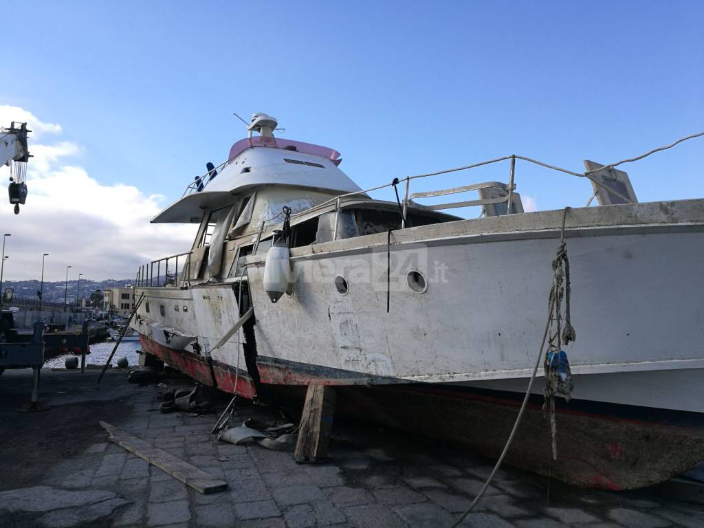 yacht vintage affondato