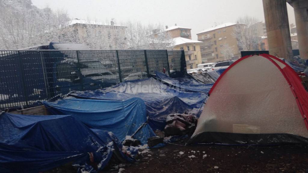 migranti alle Gianchette nella morsa di neve e gelo