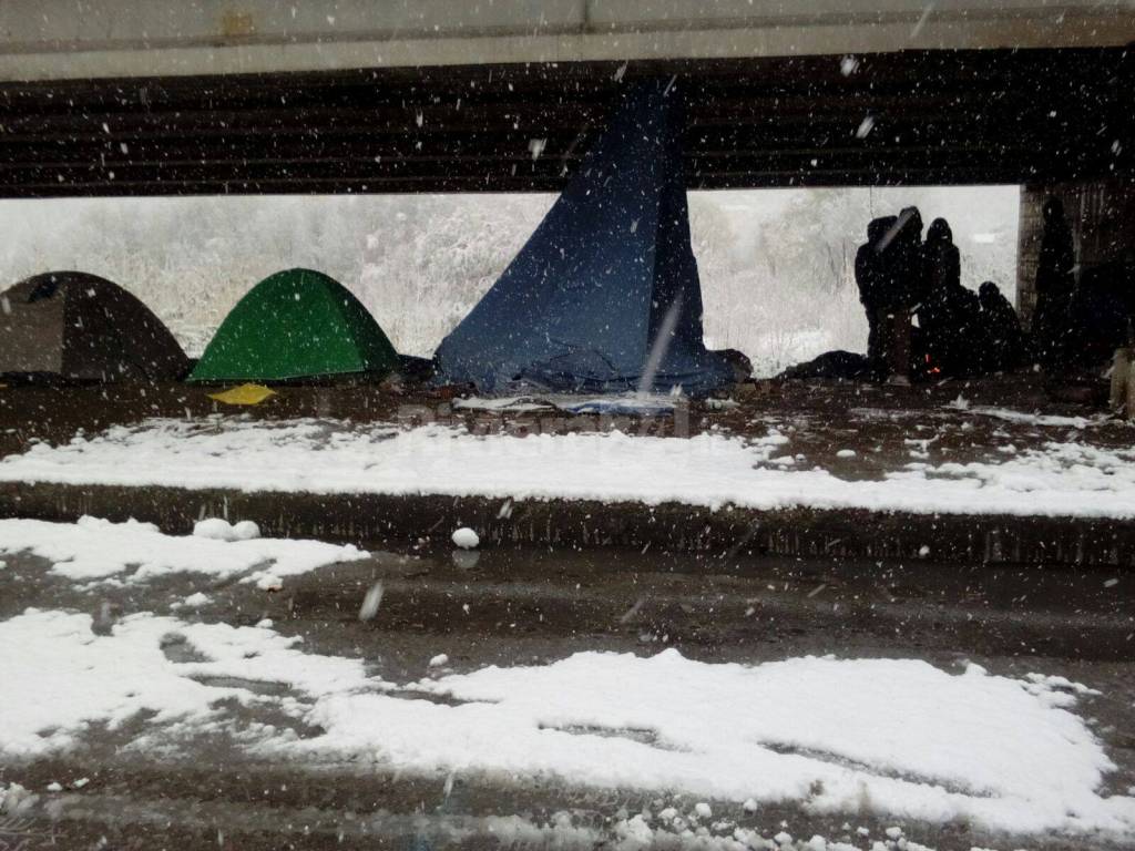 migranti alle Gianchette nella morsa di neve e gelo