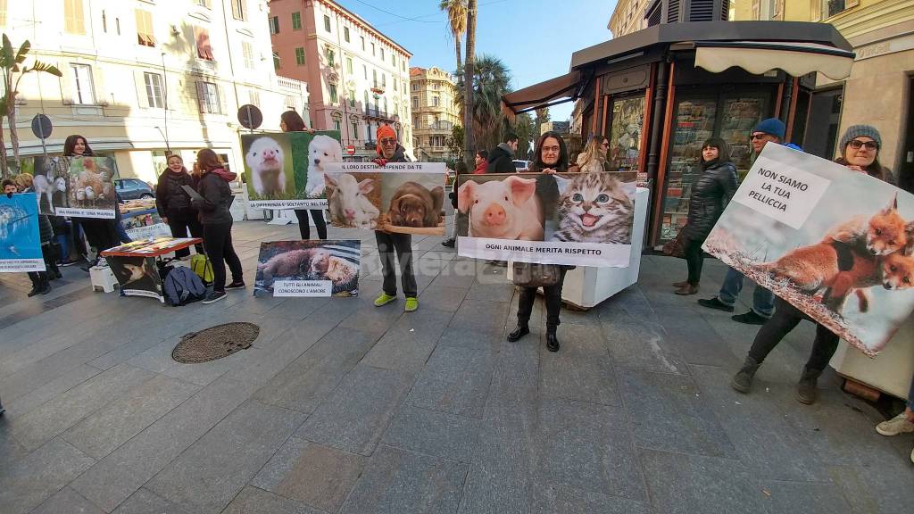 riviera24-"Diamo voce a chi non ce l'ha": gli animalisti manifestano a Sanremo