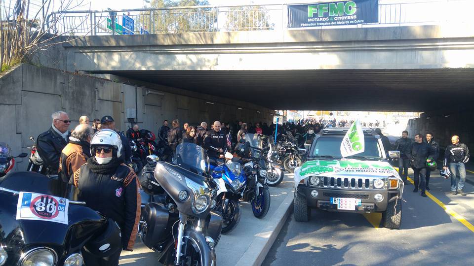 riviera24 - Nizza, centinaia di motociclisti sfilano sulla Promenade