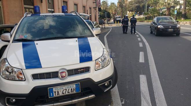 Guida senza patente, resistenza a pubblico ufficiale e violazione dell’isolamento: gli interventi della polizia locale di Sanremo