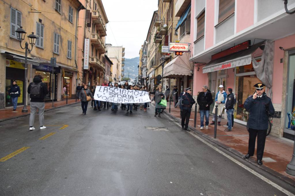 Ventimiglia, corteo delle mamme