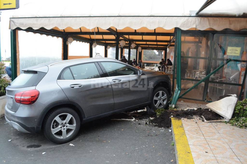 Auto nel dehor in frontiera