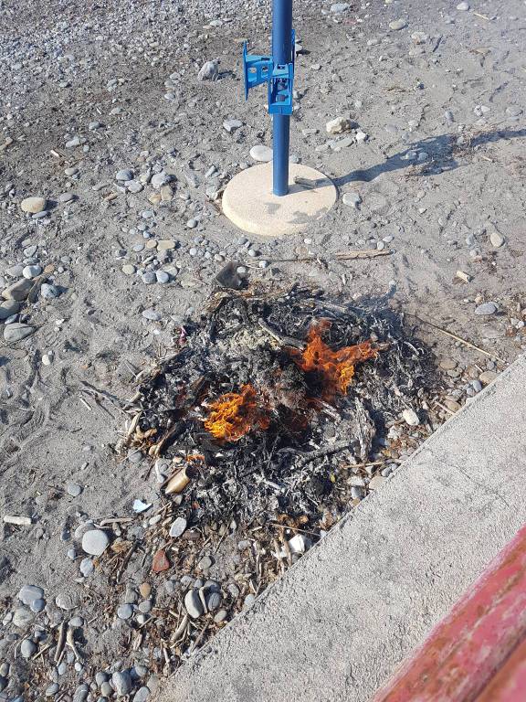 rifiuti bruciati sulla spiaggia 