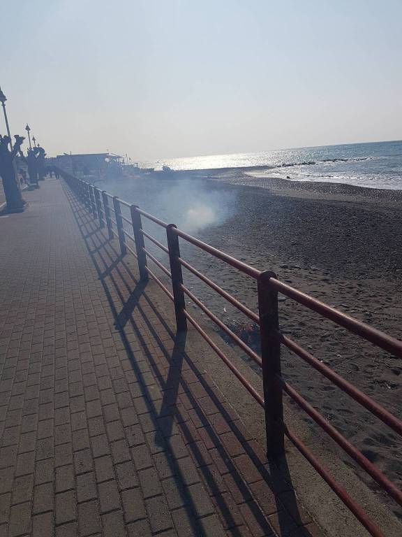rifiuti bruciati sulla spiaggia 