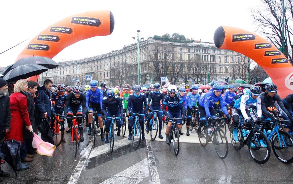 riviera24-La Milano-Sanremo parte sotto la pioggia