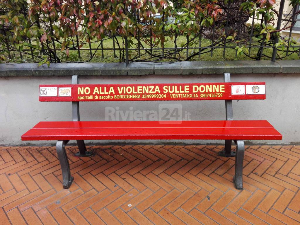 Riviera24 - Panchina rossa a  Bordighera