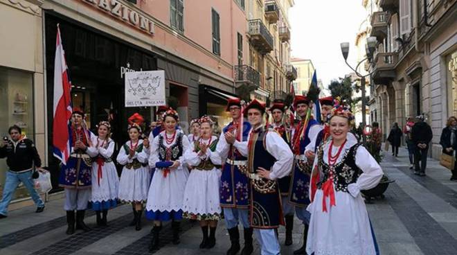 Sanremo, musica, costumi e danze: il Festival del Folklore è sbarcato questa mattina in via Matteotti