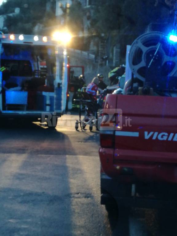 Ambulanza si cappotta con anziana all'interno