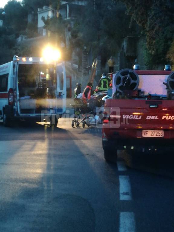 Ambulanza si cappotta con anziana all'interno