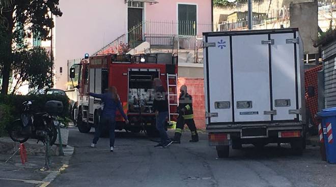 Sanremo, fiamme da un furgone in via Padre Semeria: intervento dei vigili del fuoco