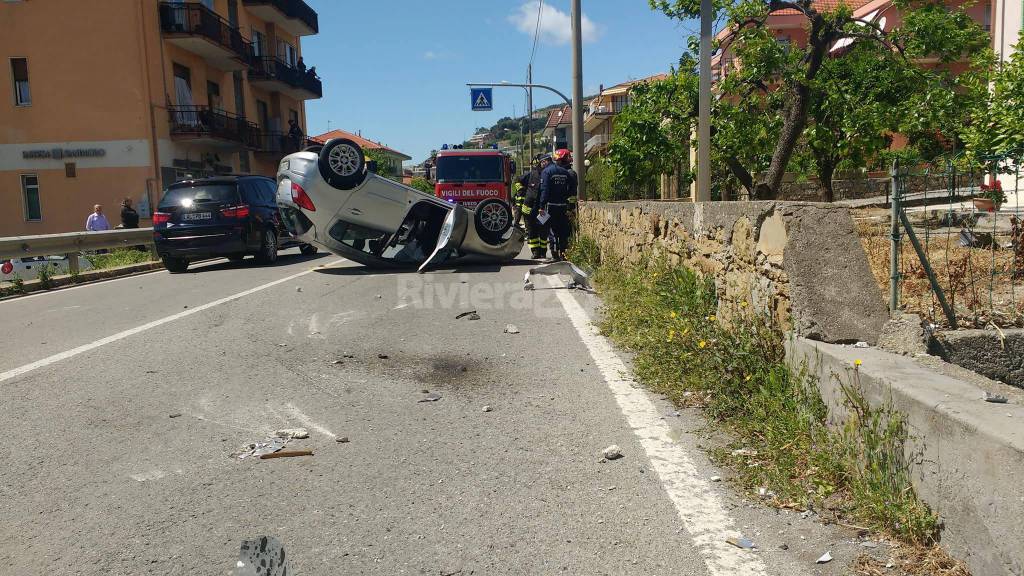 Pauroso incidente a Riva Ligure, auto ribaltata: ferito giovane africano