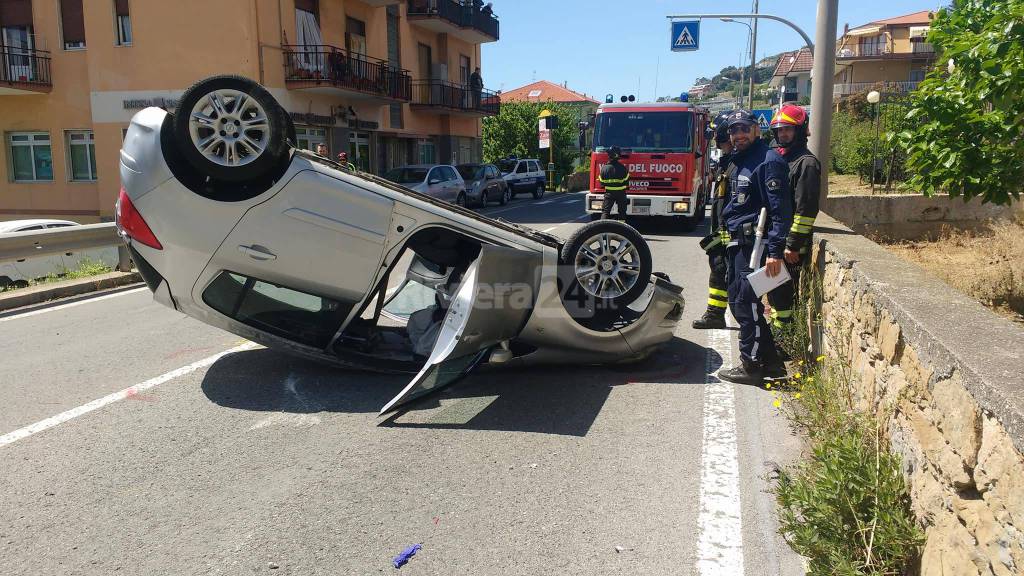 Pauroso incidente a Riva Ligure, auto ribaltata: ferito giovane africano