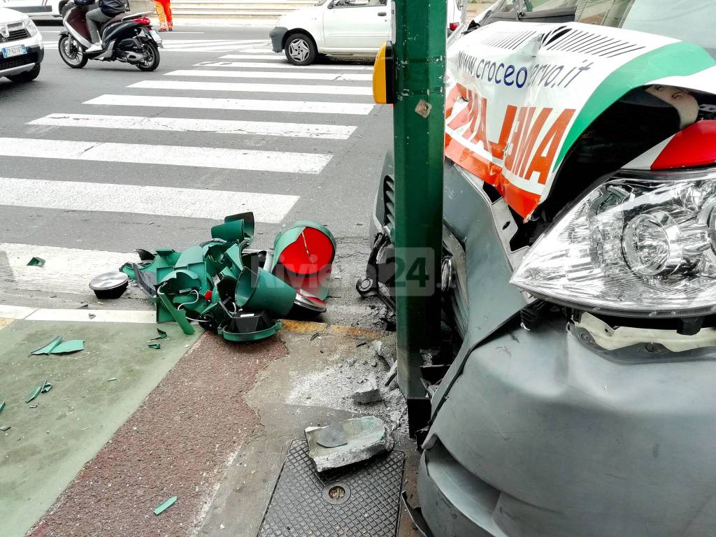 riviera24-Imperia incidente un'ambulanza: feriti i soccorritori della Croce d'Oro