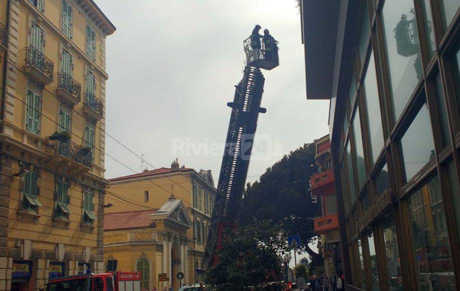 riviera24 - Sanremo, cade in casa e non riesce più ad alzarsi: anziana salvata dai vigili del fuoco