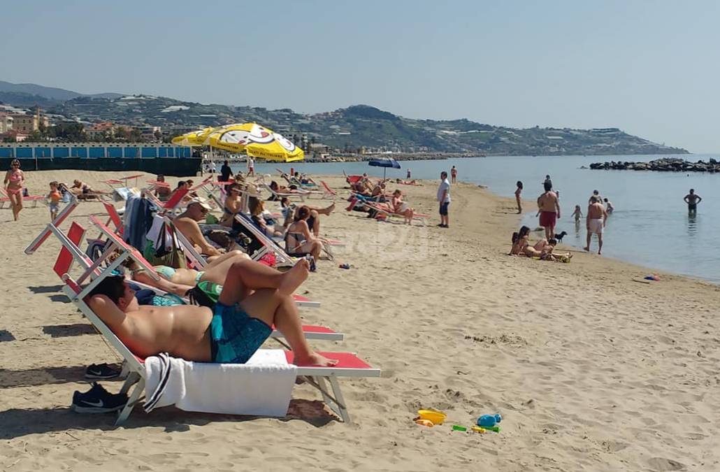 riviera24 - Sanremo, sole, caldo, turisti e tanti in spiaggia