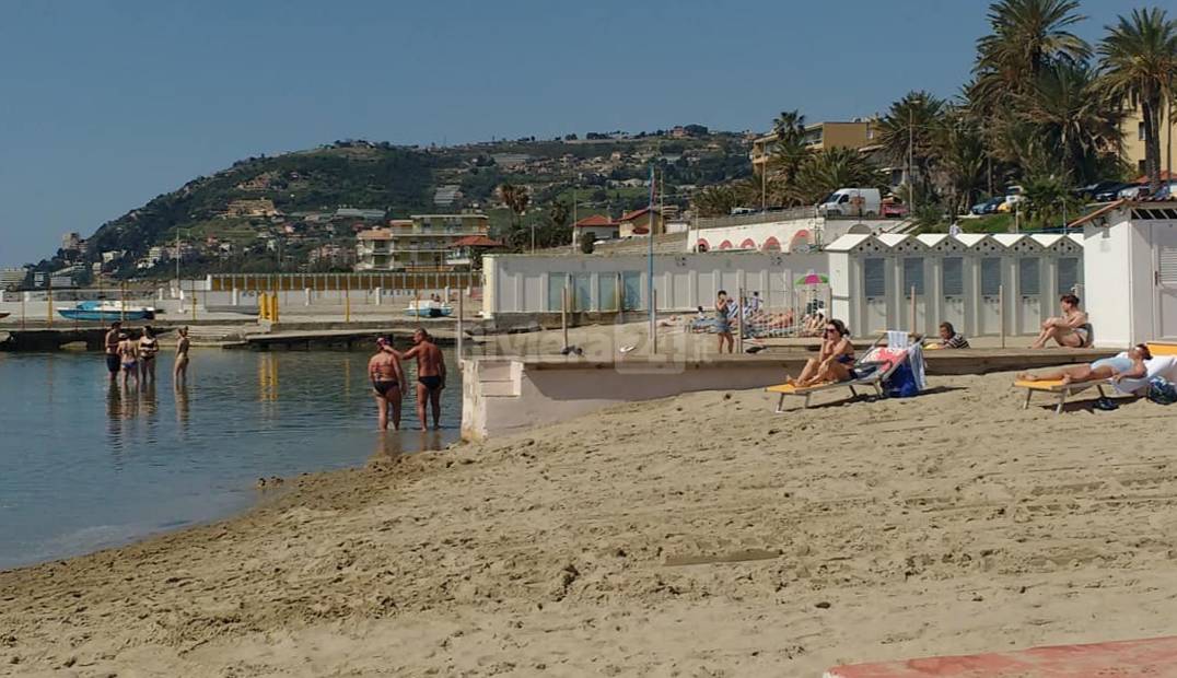 riviera24 - Sanremo, sole, caldo, turisti e tanti in spiaggia