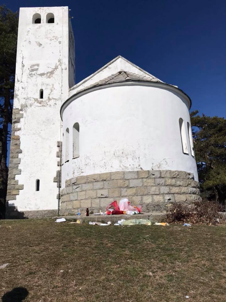 riviera24 - Scempio a Monte Bignone: incivili lasciano discarica a cielo aperto dopo il pic nic