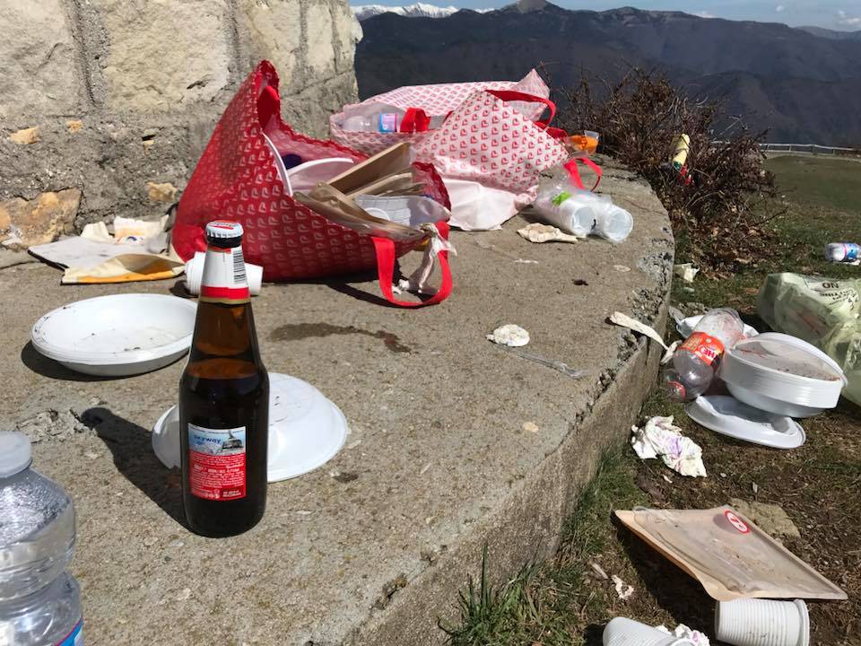 riviera24 - Scempio a Monte Bignone: incivili lasciano discarica a cielo aperto dopo il pic nic