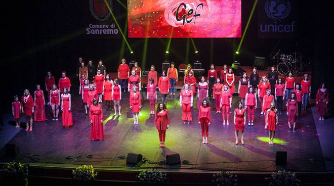 “Rispetto e amore, basta violenza”: la marcia delle donne vestite di rosso all’Ariston di Sanremo