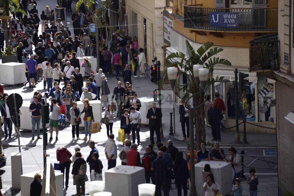 turisti in via matteotti dehors gremiti 