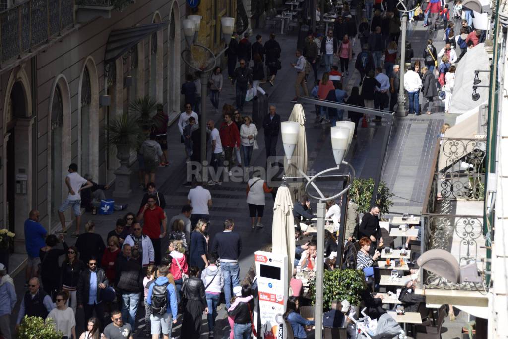 turisti in via matteotti dehors gremiti 