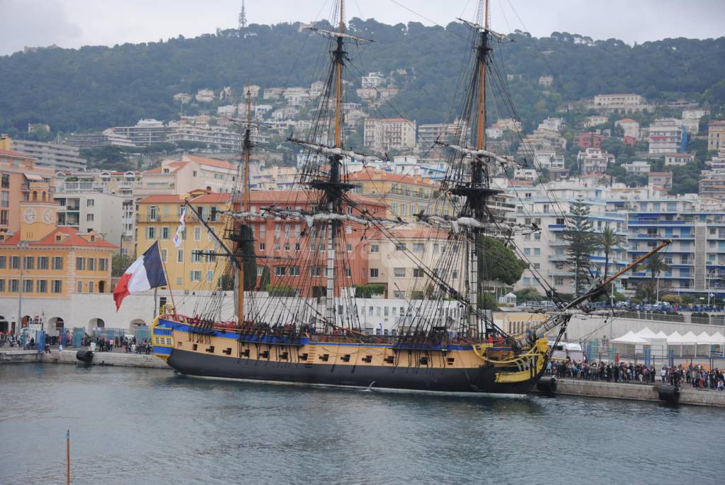 Un tuffo nel passato: La fregata francese Hermione nel porto di Nizza