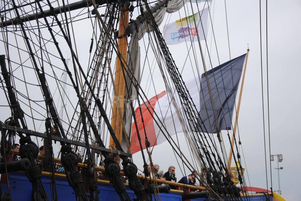 Un tuffo nel passato: La fregata francese Hermione nel porto di Nizza