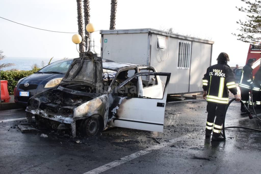 Auto in fiamme a Bordighera