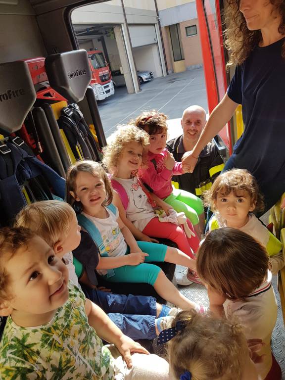 Pompieri per un giorno: i bambini del nido "Mio Piccolo Mio" visitano alla caserma dei Vigili del Fuoco di Imperia 