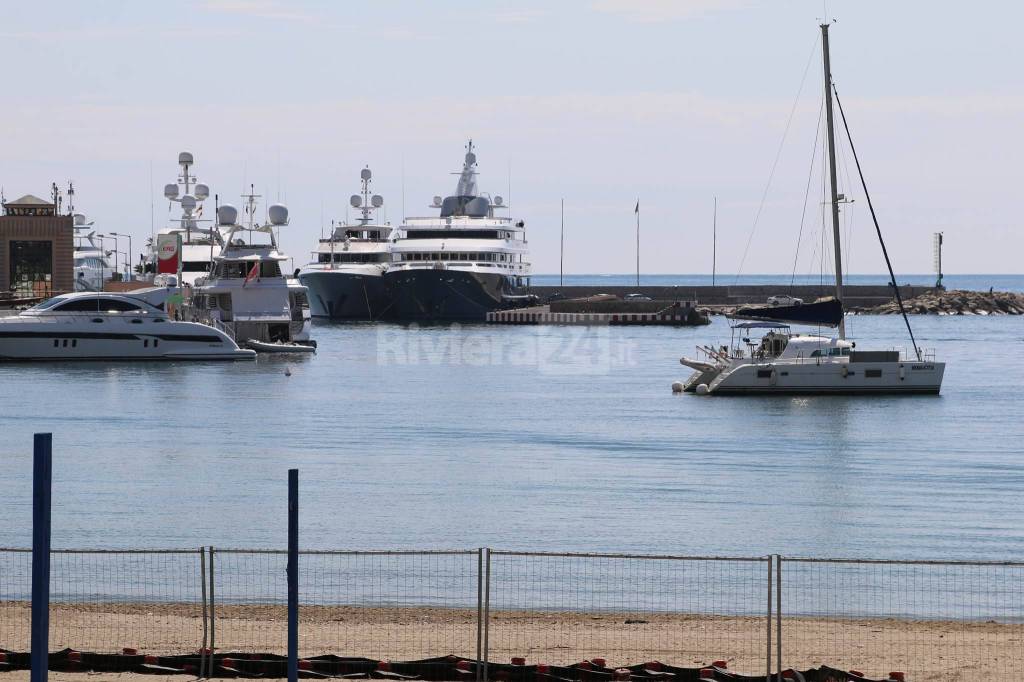 riviera24 - Catamarano alla fonda tra i due porti sanremo