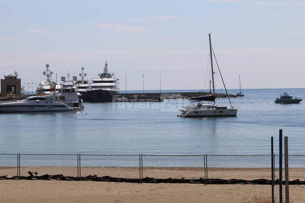 riviera24 - Catamarano alla fonda tra i due porti sanremo