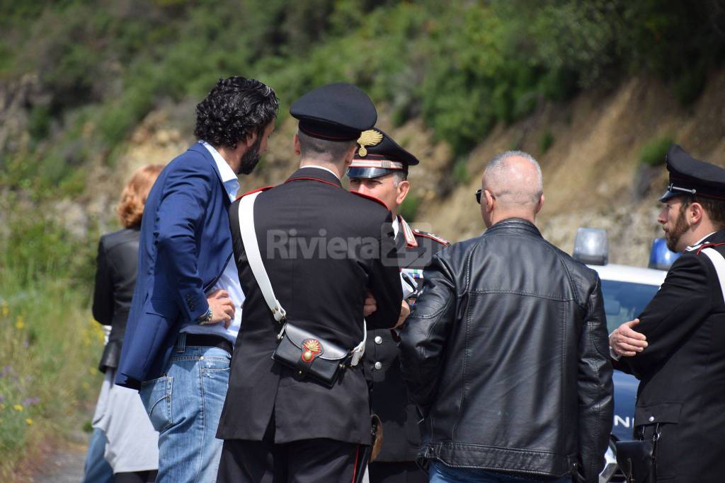 riviera24 - Taggia, agricoltore blocca la strada di Collette Ozotto per protesta