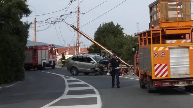 Sanremo, a bordo di un suv va a sbattere contro traliccio e lo abbatte: Aurelia chiusa