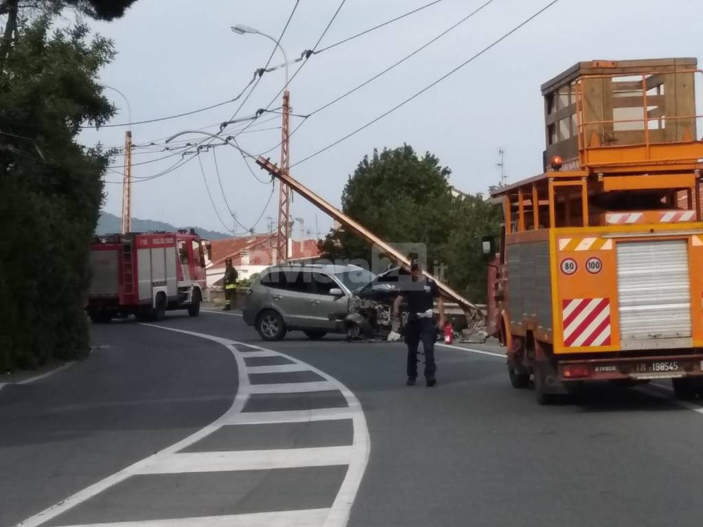 Suv abbatte traliccio a Bussana