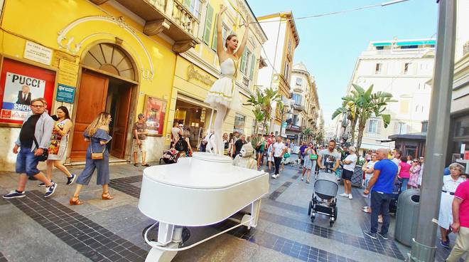 Musicisti, pianisti e ballerine animano le vie di Sanremo