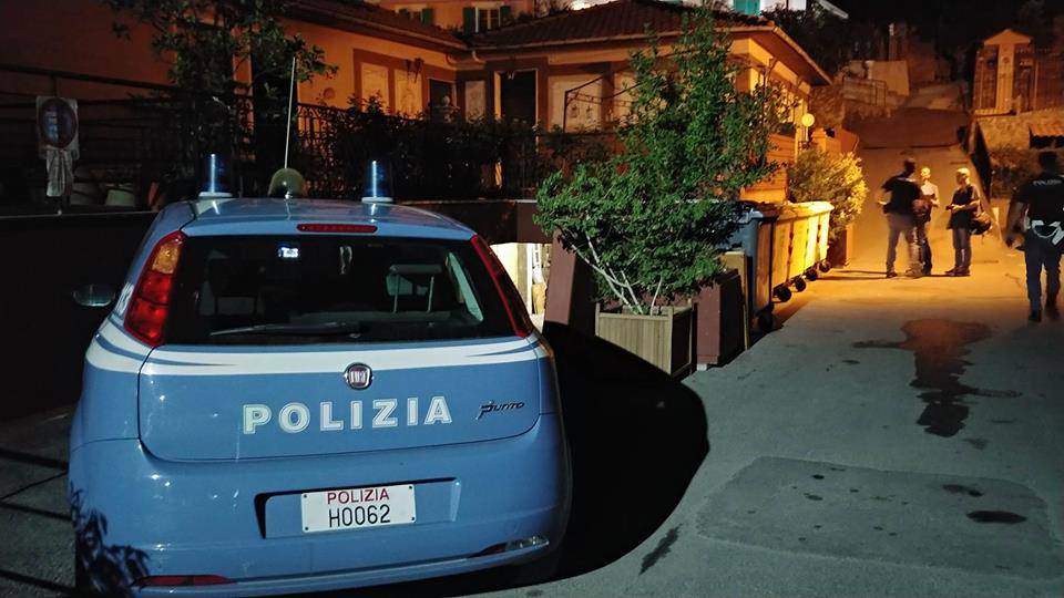 riviera24 - Ventimiglia, tenta il suicidio in diretta Facebook: fermata da un poliziotto