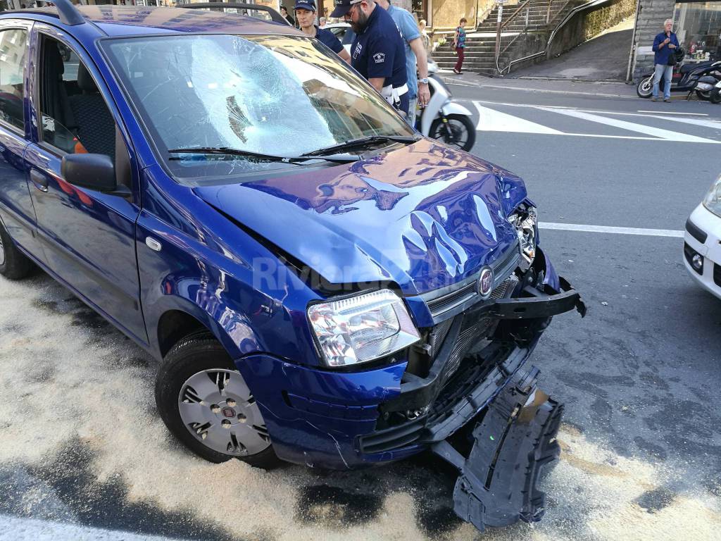 Sanremo, scooter impattano contro automobile in via Martiri