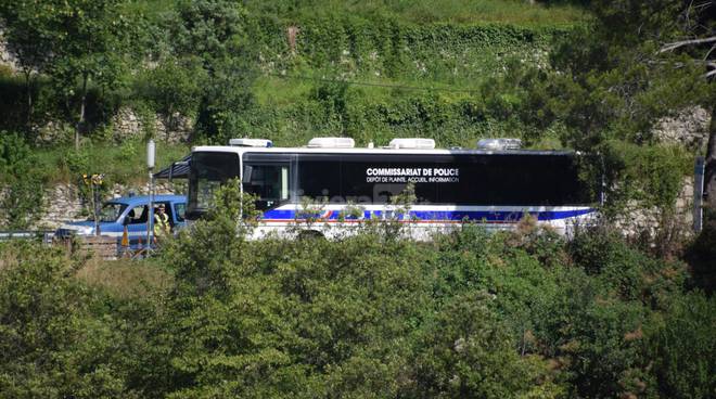 Non si sfugge ai controlli dei francesi: la police ferma ogni auto e in Italia continua la protesta per le code