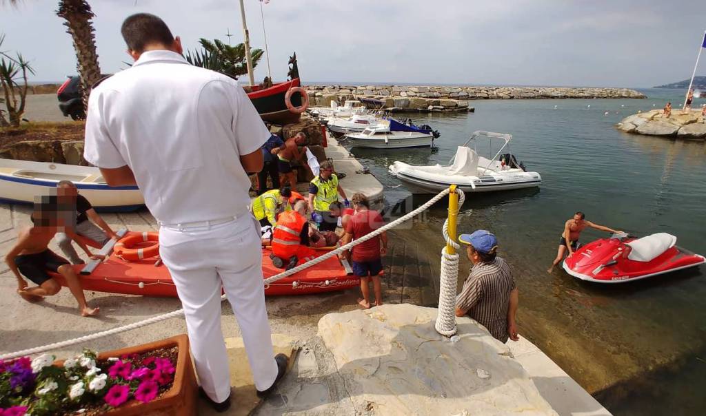 Riva Ligure, si sente male in acqua. Anziano turista tedesco in gravi condizioni