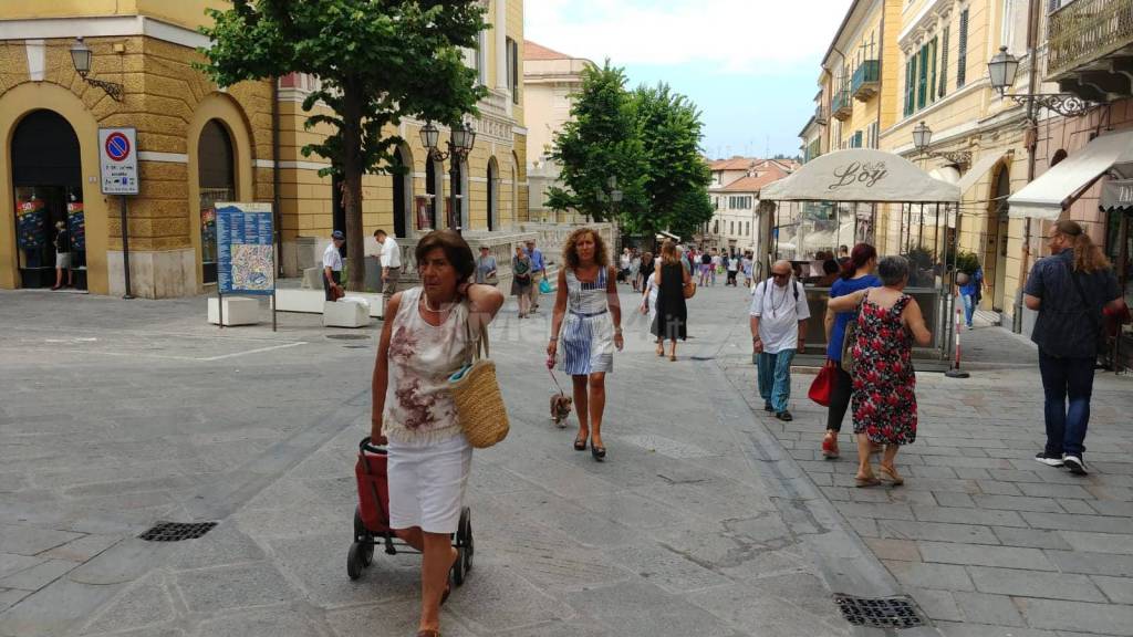 riviera24 - Imperia, “marcia” dei favorevoli all'isola pedonale