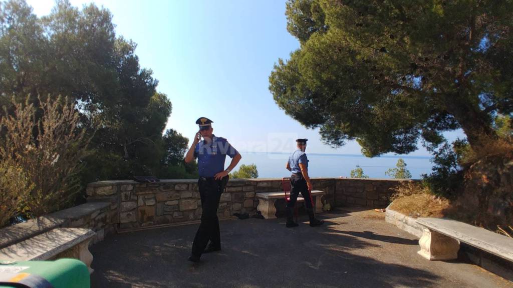 riviera24-precipitano scogliera ospedaletti carabinieri