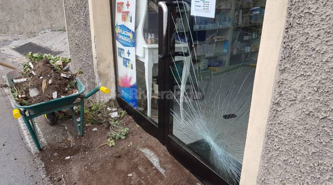 Soldano, auto esce di strada e distrugge fioriere e paletti: danneggiata vetrina farmacia