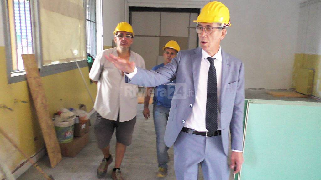riviera24-Il sopralluogo del sindaco Alberto Biancheri nelle fasi dei lavori scuole
