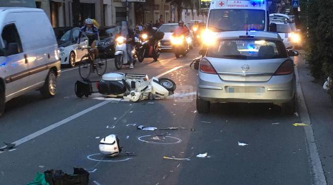 Ventimiglia, incidente in corso Genova: un ferito. Traffico in tilt