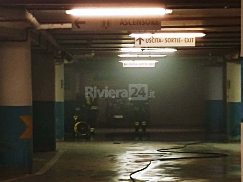 Riviera24- Incendio parcheggio Latte